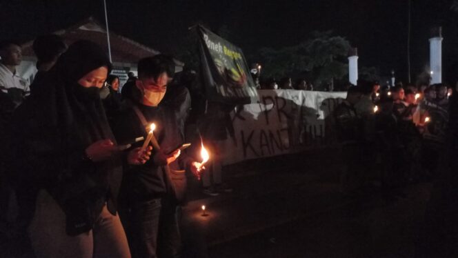 
Suporter Bola di Pasuruan Kompak Gelar Aksi Lilin dan Doa Bersama untuk Korban Tragedi Kanjuruhan