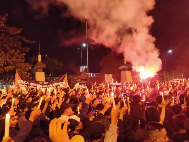 
Doa Bersama untuk Korban Tragedi Kanjuruhan, Ribuan Deltamania Penuhi GOR Sidoarjo