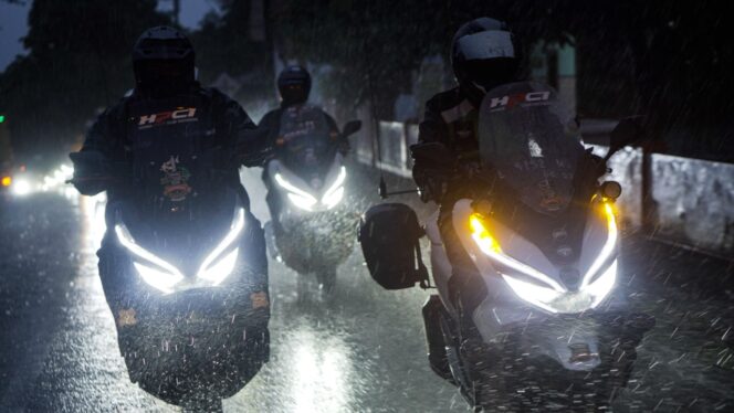 
Perhatikan Hal Ini Saat Berkendara Motor di Musim Hujan