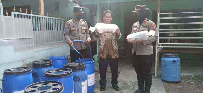 
Kolaborasi Polisi dan Perangkat Desa Gagas Budidaya Ikan Lele di Ember