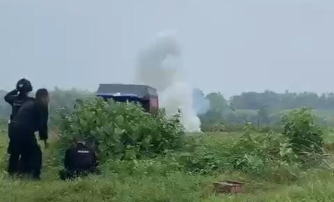 
Tim Jibom Polda Jatim Musnahkan Hasil Temuan yang Diduga Bahan Peledak di Rumah Hasim