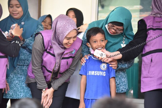 
Rombongan TP-PKK Sidoarjo Berikan Trauma Healing Anak Korban Bencana Angin Puting Beliung