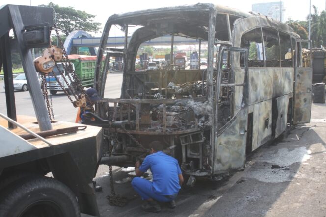 
Bus Berwarna Biru Terbakar di Pintu Tol Menanggal
