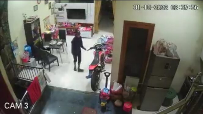 
Sepeda Motor Milik Warga Sidoarjo Hilang, 3 Kali Pelakunya Terekam CCTV