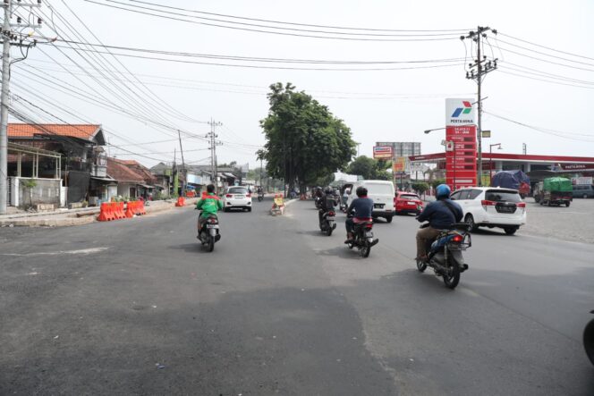 
Jalan Pertigaan Bangah Aloha Bebas Macet Usai Dilebarkan Gus Muhdlor