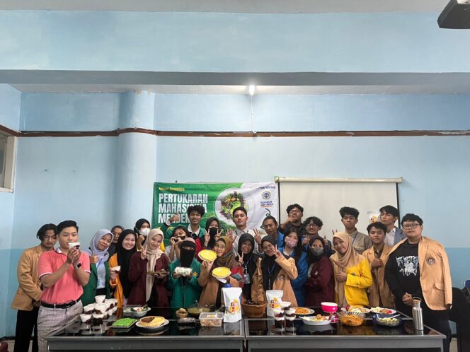 
Peserta Pertukaran Mahasiswa Merdeka di Unitomo Surabaya Dikenalkan Kuliner Nusantara