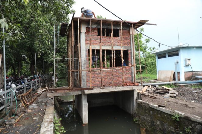 
Antisipasi Banjir, Gus Muhdlor Bangun 5 Rumah Pompa Baru