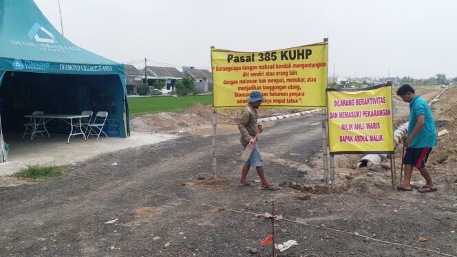 
Sawah Belum Dilunasi Pengembang Perumahan, Pemilik Melakukan Aksi Tunggal Tancapkan Baliho