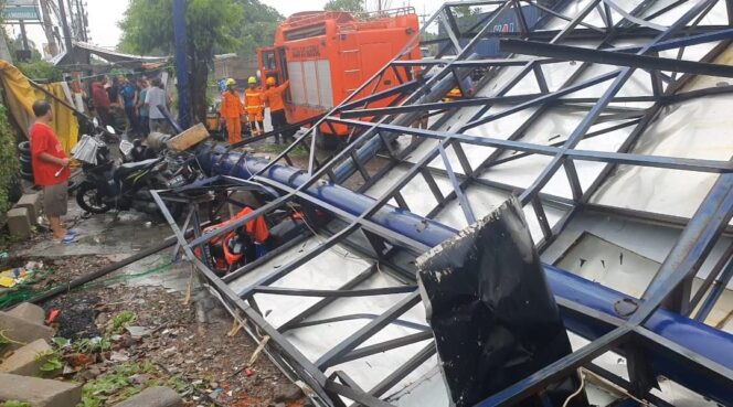 
Reklame Roboh di Sidoarjo, Akibatkan Macet hingga Timpa Kendaraan dan Warga