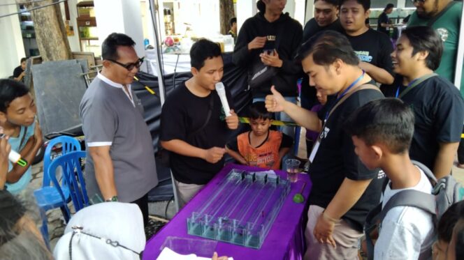 
Puluhan Peserta Ramaikan Balapan Ikan Cupang di Kota Pasuruan