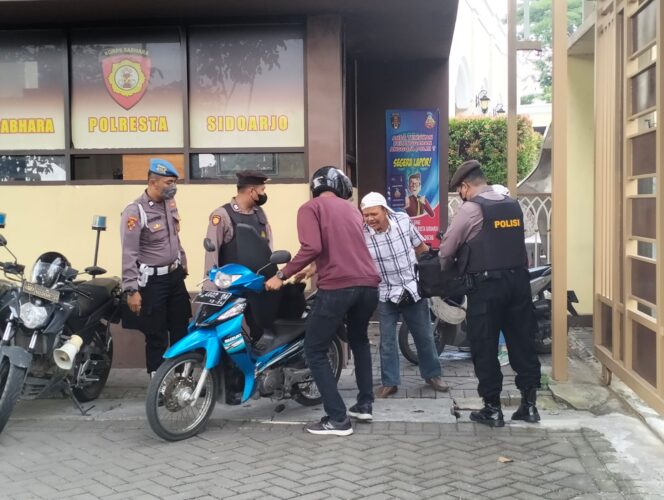 
Antisipasi Teror, Penjagaan di Mako Polresta Sidoarjo Diperketat
