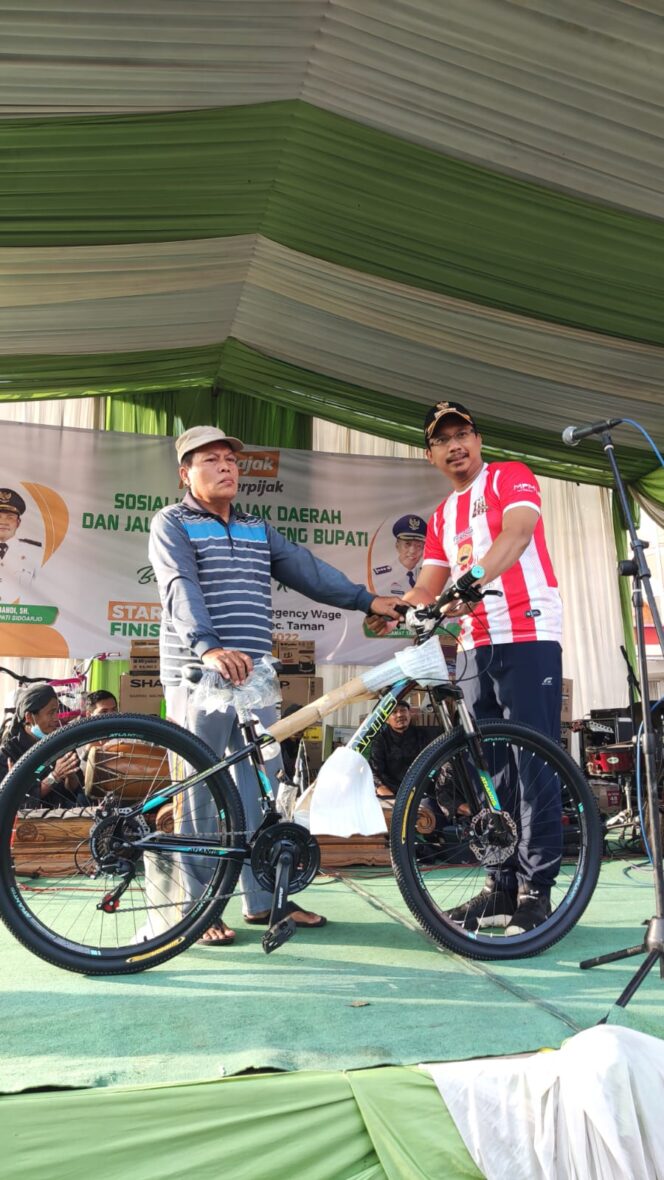 
Bupati Beri Sepeda Gunung untuk Orang Pertama di Sidoarjo yang Bayar Pajak PBB