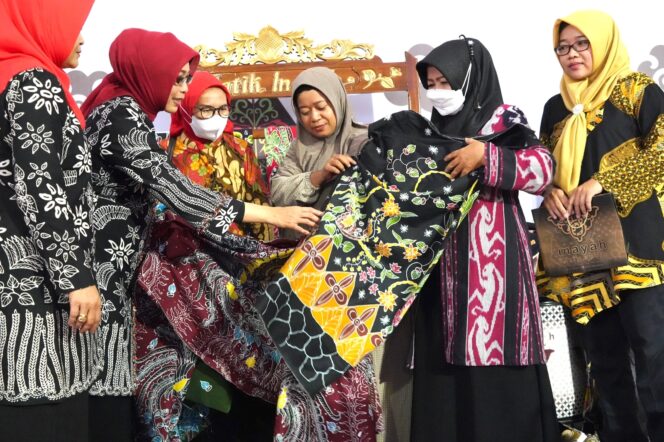 
Tutup Pameran Produk Unggulan, Fatma Saifullah Berharap Produk UMKM Bangkit di Pasaran
