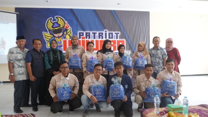 
Tim Lembaga Riset Mahasiswa Uniwara Raih Juara Kemdikbudristek Tingkat Nasional
