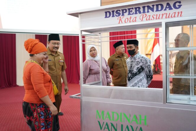 
Ini Cara Gus Ipul Tata PKL Alun-alun, Dikumpulkan Diajak Dialog dan Dikasih Gerobak