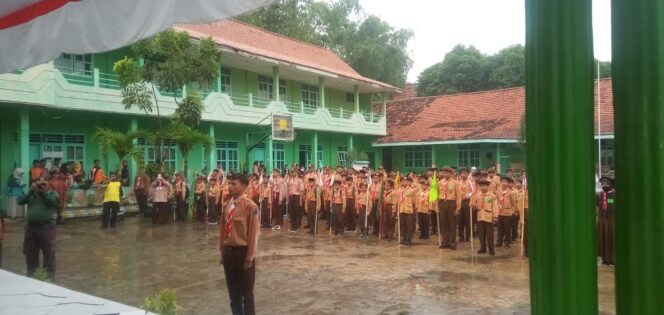 
Meski Diguyur Hujan, Ratusan Pelajar  Antusias Ikuti Jelajah Santri Sako Ma’arif NU Kota Pasuruan