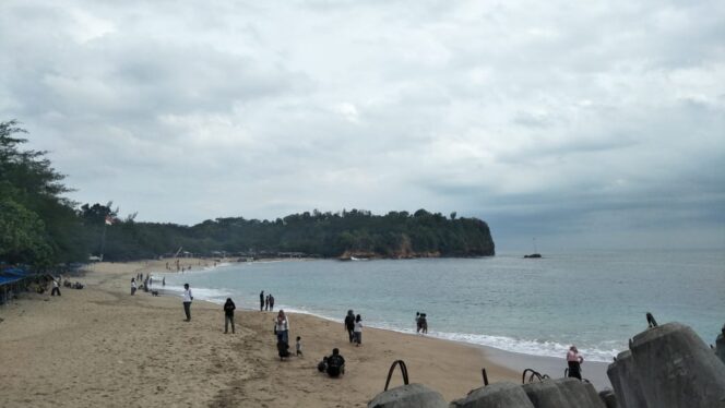 
Libur Tahun Baru, Pantai Tambakrejo Dipadati Wisatawan Luar Daerah