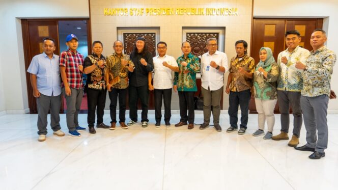 
Ditemui Aremania, Moeldoko : Keluhan Soal Tragedi Kanjuruhan akan Kami Tindaklanjuti