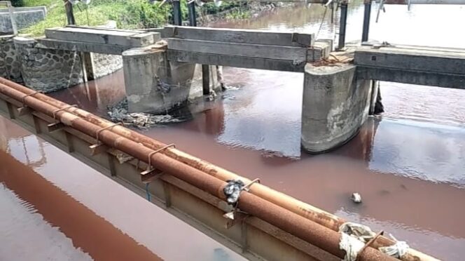 
Diduga Tercemar Limbah Pabrik, Sungai Wrati Berubah Jadi Merah