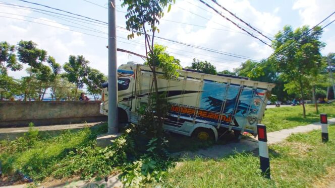 
Truk Tabrak Pemotor Boncengan Ibu – Anak di Pasuruan, 1 Orang Tewas