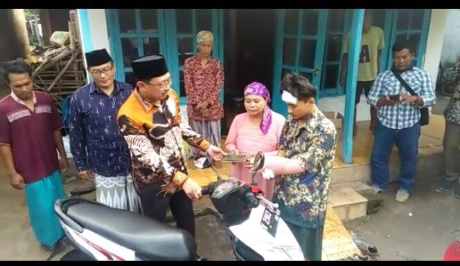 
Ketua DPRD Kabupaten Pasuruan Mas Dion Hadiahi Motor untuk Korban Begal di Rembang