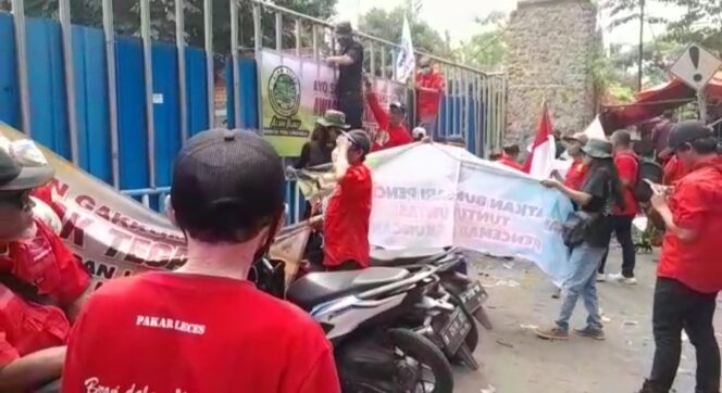 
Masyarakat Pemerhati Lingkungan Demo Eks PT. Kertas Leces
