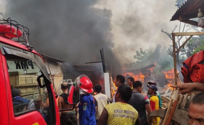 
Gudang Mebel di Pasuruan Dilalap Jago Merah, Dua Rumah dan Tiga Motor Ludes Terbakar