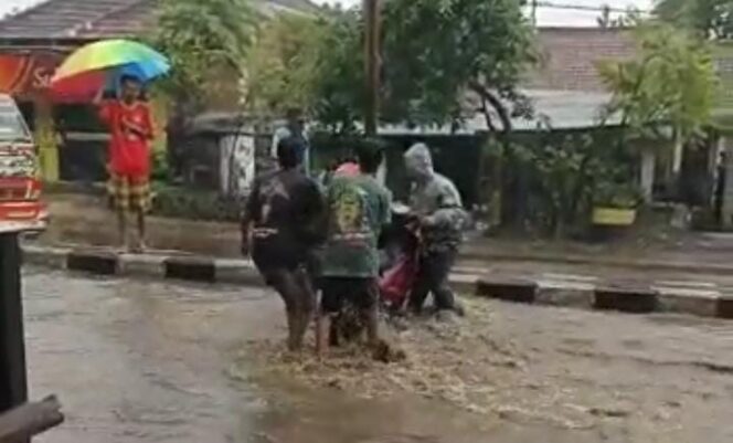 
Diguyur Hujan Deras, Desa Ranuklidungan Pasuruan Terendam Banjir