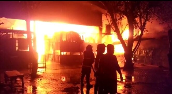 
Puluhan Kios di Pasar Karangketug Ludes Terbakar