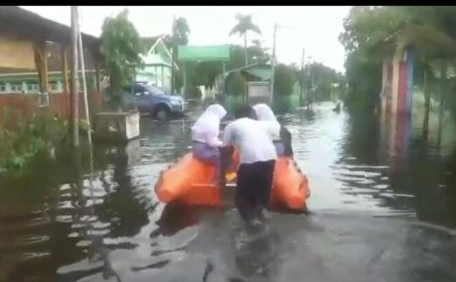 
Rumah dan Sekolah Masih Terendam Banjir, Siswa di Rejoso Kesulitan Belajar