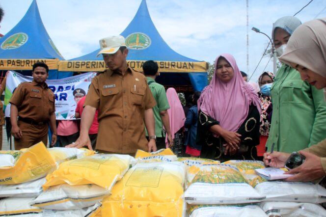 
Wawali Mas Adi Tinjau Langsung Pelaksanaan Operasi Pasar Beras Murah