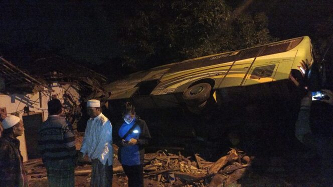 
Bus Muat Rombongan TK Asal Blitar Tabrak Musala dan 2 Rumah di Pasuruan