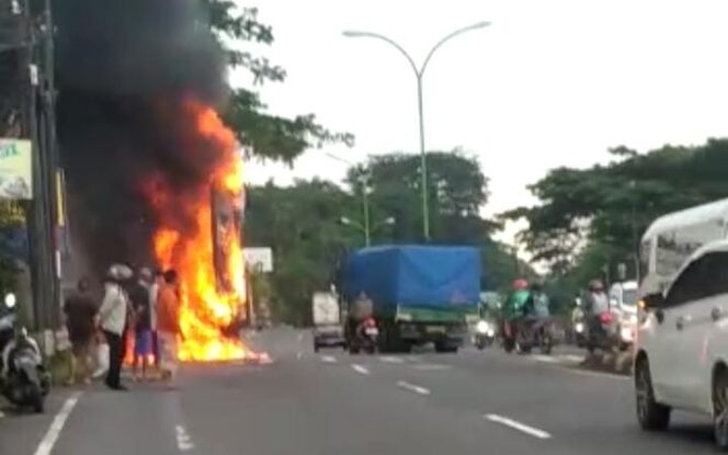 
Truk Ekspedisi Terbakar di Pasuruan