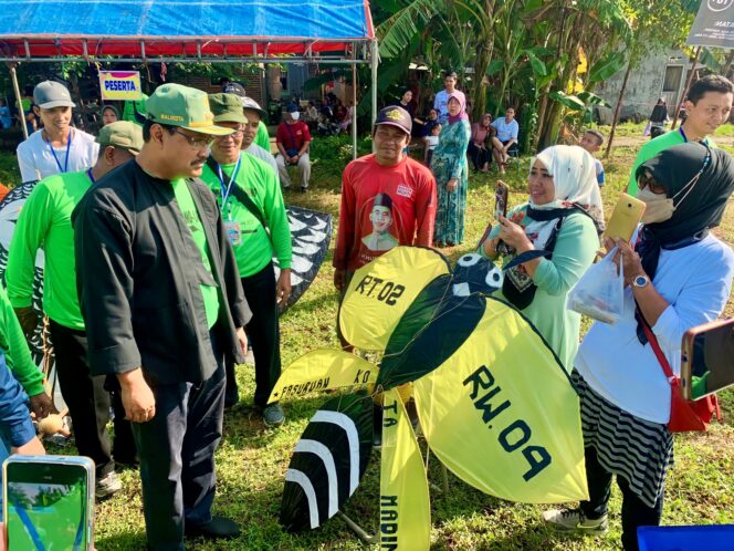 
Puluhan Peserta Ramaikan Lomba Layang-layang di Lapangan Sekargadung Pasuruan