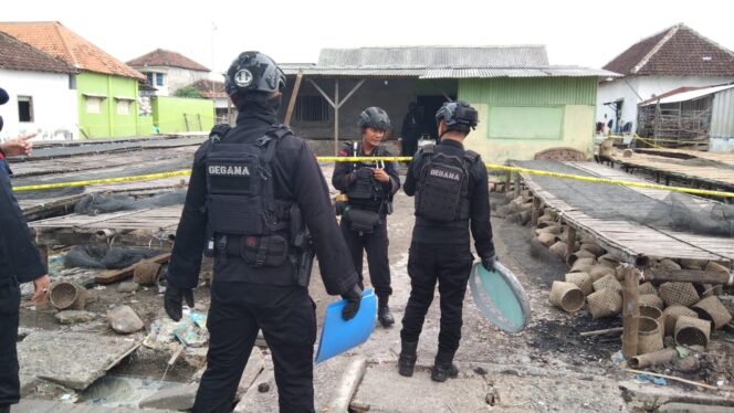 
Ini Sejumlah Barang-bukti yang Ditemukan Tim Jibom di Lokasi Ledakan Bondet Pasuruan
