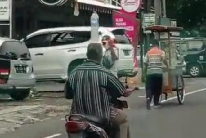 
Aksi Kakek di Pasuruan, Kendarai Motor Sambil Sunggi Botol Air