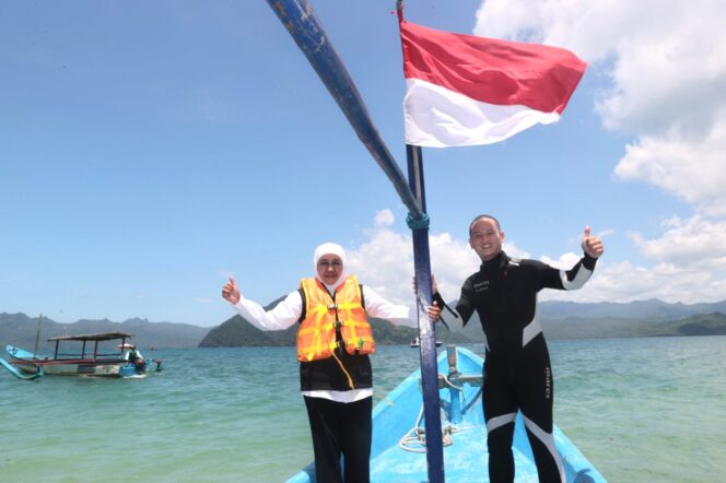 
Gubernur Khofifah dan Bupati Mas Ipin Tanam Terumbu Karang di Pantai Mutiara Trenggalek