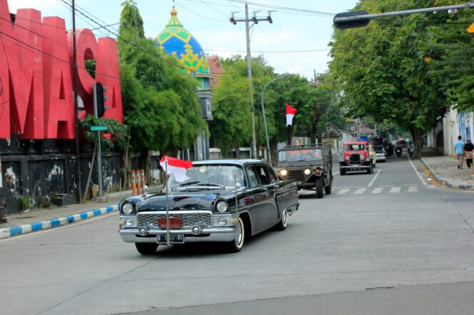 
Pawai Ratusan Mobil Antik di Kawasan Heritage Kota Pasuruan