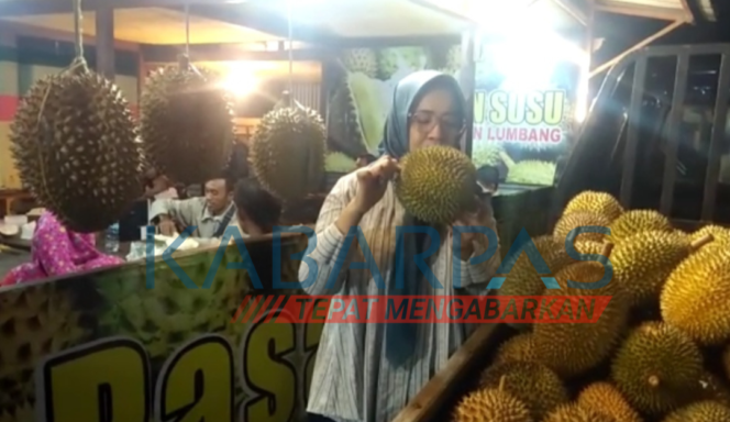 
Begini Cara Senator Evi Zainal Abidin Kenalkan Durian Susu Khas Pasuruan