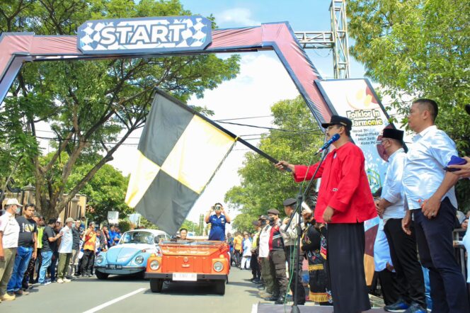 
Tampilkan Wajah Kota Pasuruan Melalui Pawai Mobil Hias
