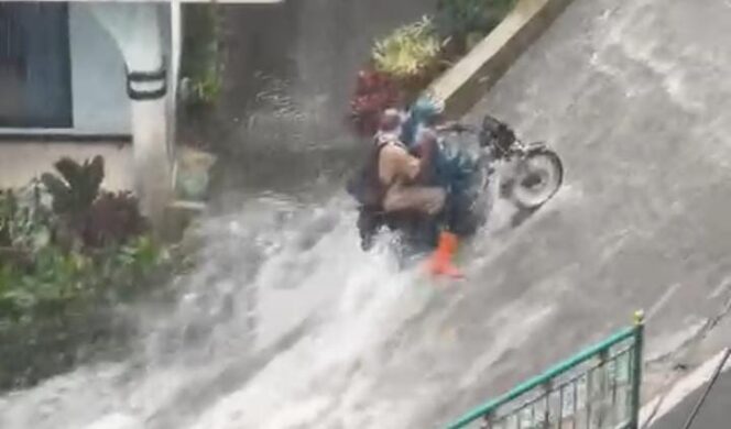 
Banjir Bandang Landa Tretes