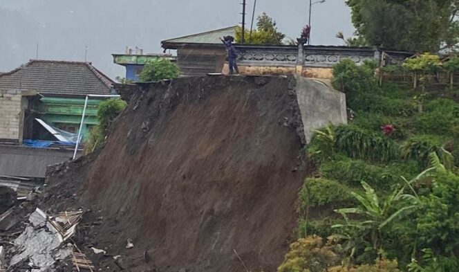 
Tebing di Tosari Pasuruan Longsor Timpa Sejumlah Rumah Warga