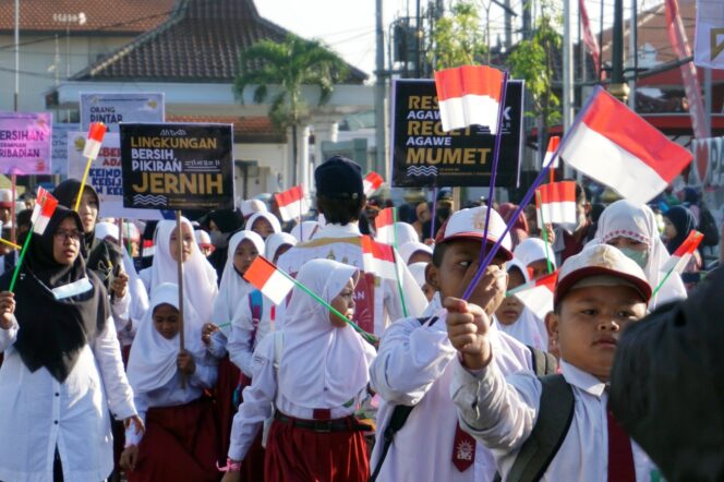 
Kampanyekan Pasuruan Resik dan Tertib, Ribuan Pelajar SD Pawai Keliling Kota