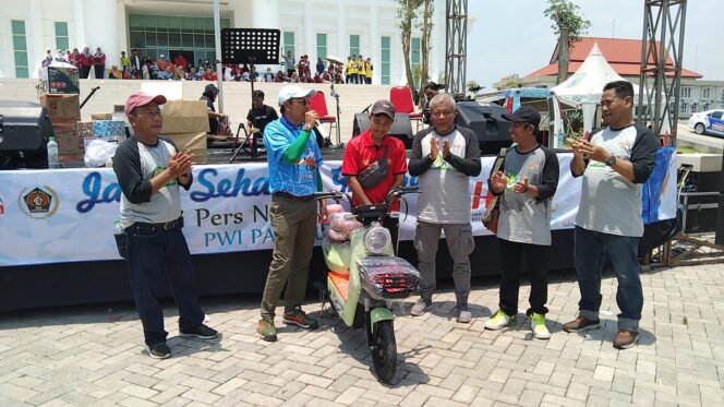 
PWI Pasuruan Gelar Jalan Sehat dan Tanam Pohon yang Diikuti Ribuan Peserta