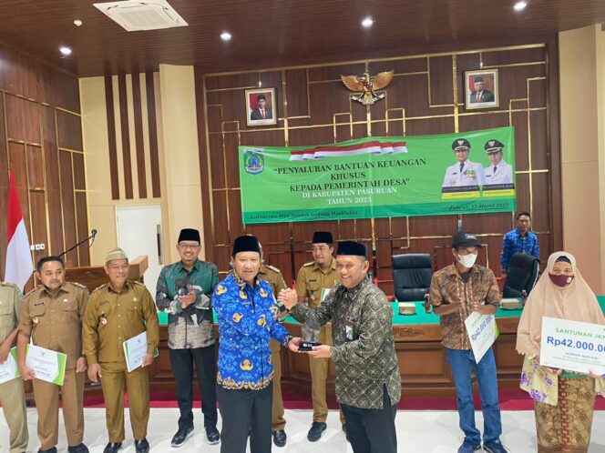 
Bersama Bupati Pasuruan, BPJS Ketenagakerjaan Serahkan Simbolis Jaminan Kematian kepada Ahli Waris RT/RW