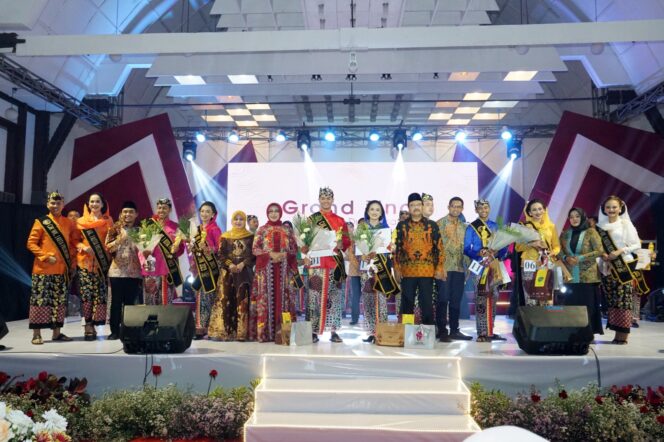 
Gus Ipul Titip Pesan Penting untuk Para Finalis Cak dan Ning Kota Pasuruan 2023<br width=