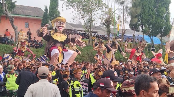 
Wagub Emil Sebut Akan Masukkan Pawai Ogoh-ogoh di Pasuruan ke Kalender Wisata Pemprov Jatim