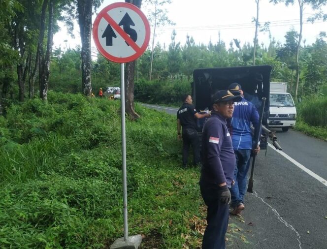 
Tingkatkan Keselamatan dan Keamanan di Jalan, Dishub Pasang Rambu-rambu Lalin dan Kelas Jalan