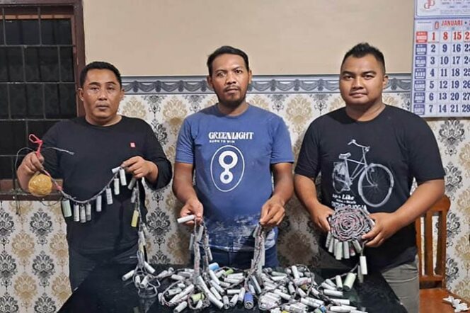 
Dua Pria di Pasuruan Ditangkap Saat Hendak Jual Mercon