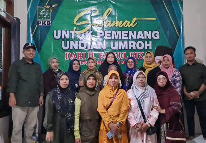 
Penjual Seblak Asal Pasuruan Ini Diberi Hadiah Umroh Oleh Faisol Riza